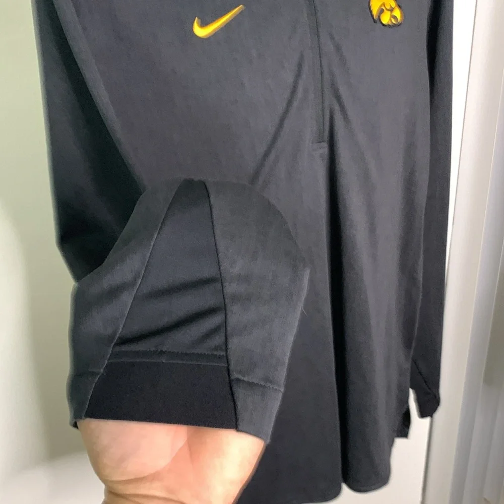 Nike Dri Fit Iowa Hawkeyes Pullover black Large 1/4 Zip Long Sleeve Nike dry fit